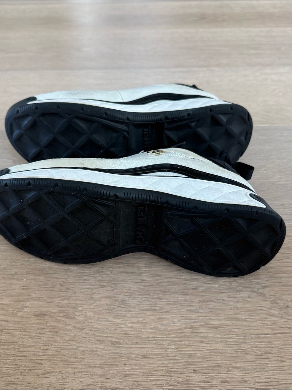 CHANEL Ivory and Black Mesh Sneaker with Interlocking Gold CC Logo - Picture 4 of 6